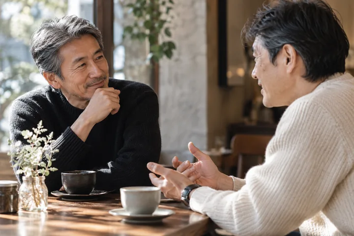落ち着いて会話をする大人の男性たちのイメージ（AI生成）