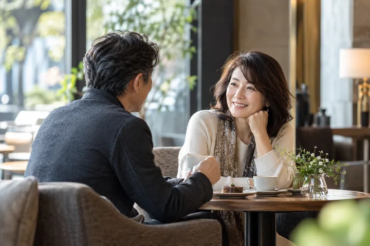 カフェで自然に会話を楽しむ大人の男女のイメージ（AI生成）